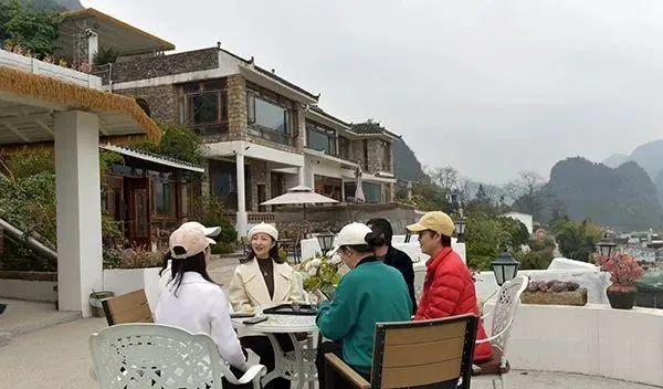康養(yǎng)勝地 人文興義 萬(wàn)峰林景區(qū)春意盎然，旅游持續(xù)升溫，游客盡享自然與人文交融的公園式觀(guān)光服務(wù)