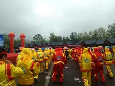 第六屆燕子山“槐花節(jié)”萬(wàn)人徒步越花海 共賞生態(tài)公園觀(guān)光盛景